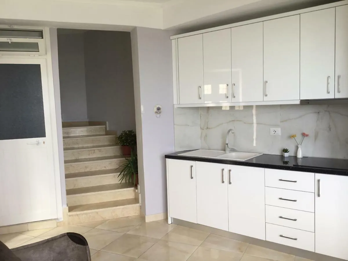 Apartment Holiday Home Qeparo